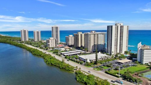 Residential complexes in Palm Beach Shores, Palm Beach