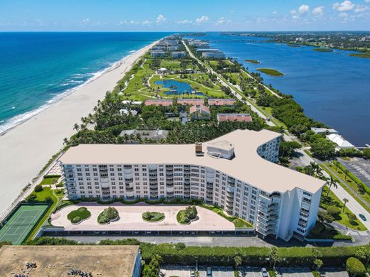 Residential complexes in Palm Beach, Florida