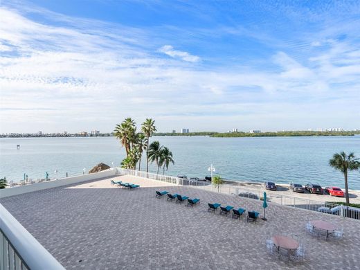 Residential complexes in Bay Harbor Islands, Miami-Dade