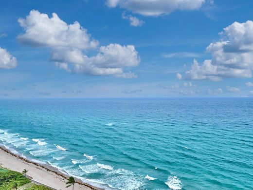 Residential complexes in Boca Raton, Palm Beach