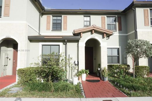 Townhouse in Hialeah Gardens, Miami-Dade