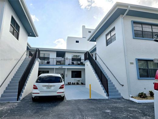 Residential complexes in Hollywood, Broward County