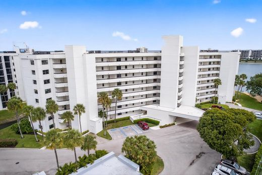 Residential complexes in Tequesta, Palm Beach