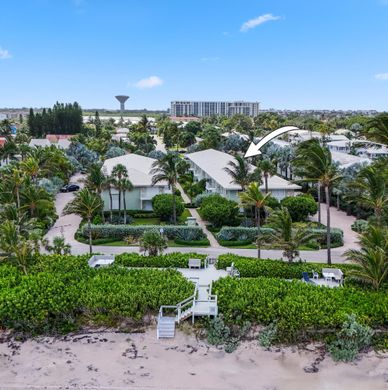Residential complexes in Ocean Ridge, Palm Beach