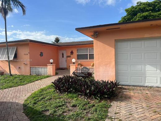 Villa - Pembroke Pines, Broward County