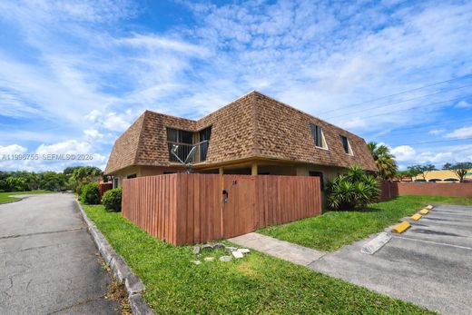Townhouse in Hialeah, Miami-Dade