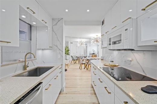 Residential complexes in Miami Beach, Miami-Dade