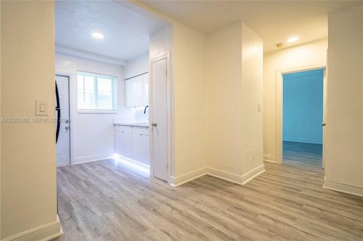 Residential complexes in Miami Beach, Miami-Dade