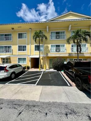 Residential complexes in Fort Lauderdale, Broward County