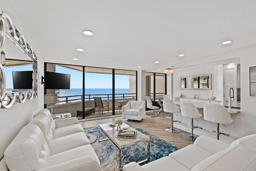 Residential complexes in South Palm Beach, Palm Beach