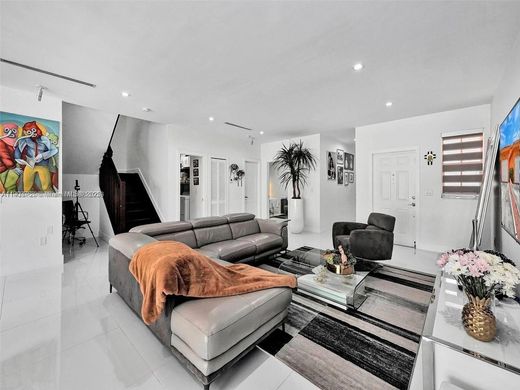 Townhouse in Hialeah, Miami-Dade