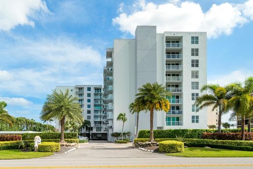 Residential complexes in Palm Beach, Florida