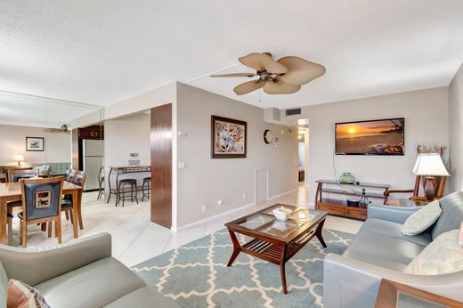 Residential complexes in Boca Raton, Palm Beach