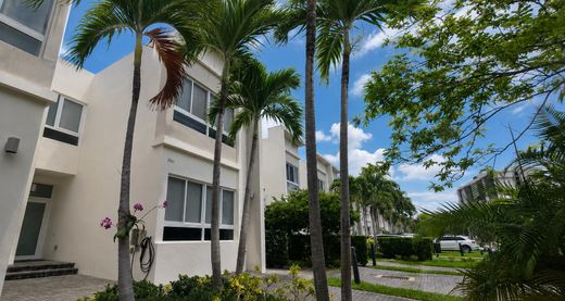 Townhouse in North Miami, Miami-Dade