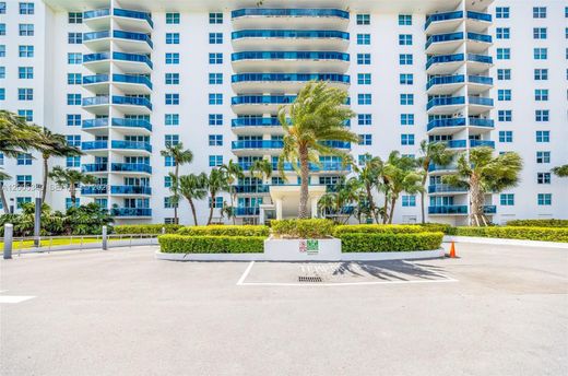 Residential complexes in North Bay Village, Miami-Dade