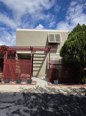 Townhouse in Pembroke Pines, Broward County