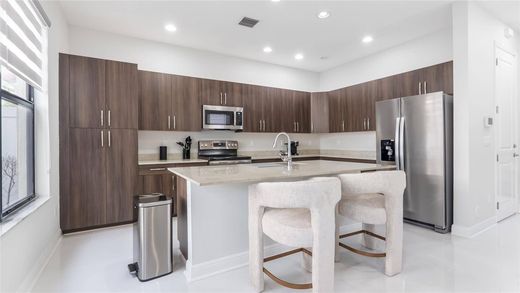 Pembroke Pines, Broward Countyのタウンハウス