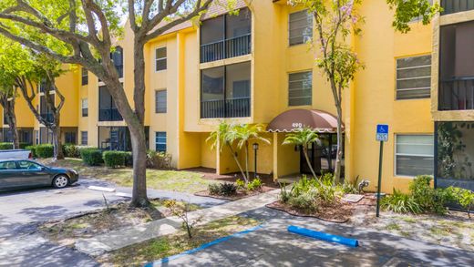 Residential complexes in Boca Raton, Palm Beach