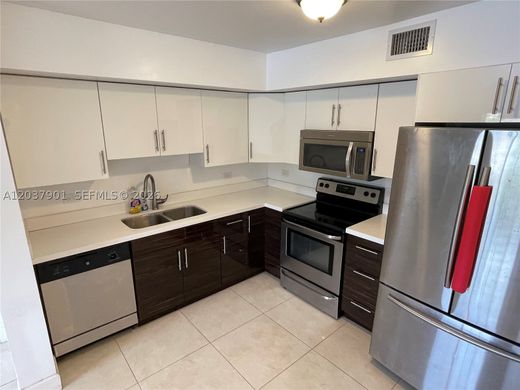 Residential complexes in Hollywood, Broward County