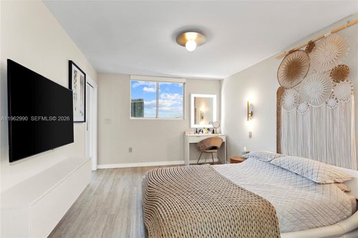 Residential complexes in Miami Beach, Miami-Dade