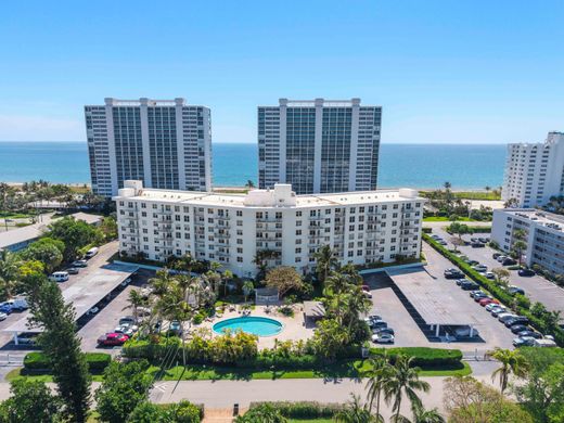 Residential complexes in Boca Raton, Palm Beach