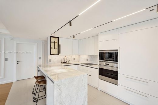 Residential complexes in Bay Harbor Islands, Miami-Dade