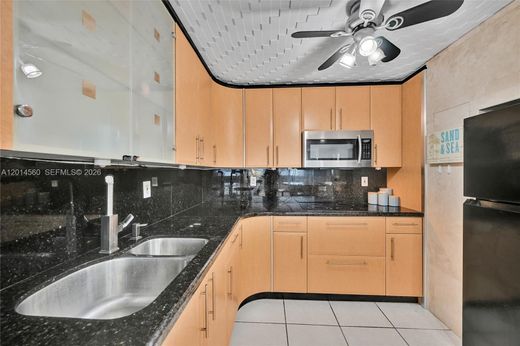 Residential complexes in Miami Beach, Miami-Dade