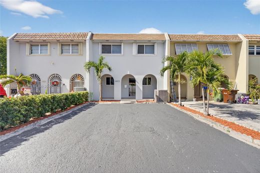 Casa di città a Hialeah, Miami-Dade County