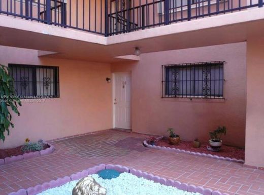 ハイアリア, Miami-Dade Countyのアパートメント・コンプレックス