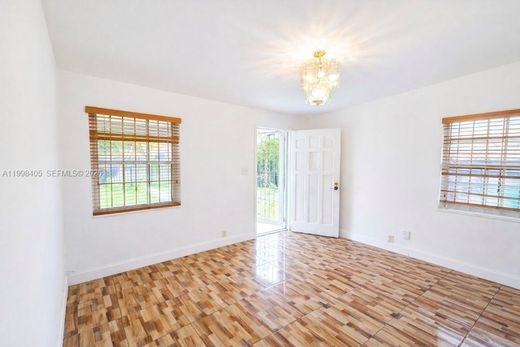 Villa in Opa-locka North  (historical), Miami-Dade