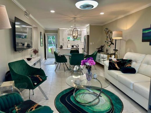 Residential complexes in Lake Worth, Palm Beach