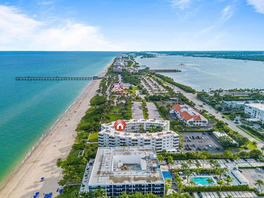 Residential complexes in Palm Beach, Florida