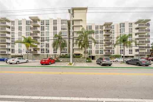 Residential complexes in Bay Harbor Islands, Miami-Dade