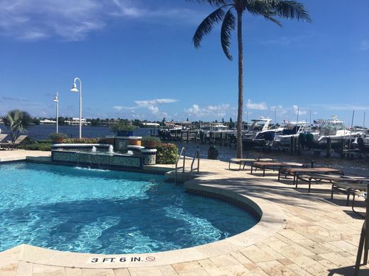 Residential complexes in Hypoluxo, Palm Beach