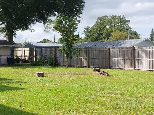 Villa in Arbors of Ocala Mobile Home Park, Marion County