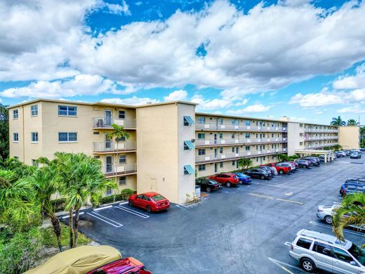 Residential complexes in Boynton Beach, Palm Beach