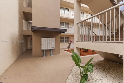 ハイアリア, Miami-Dade Countyのアパートメント・コンプレックス