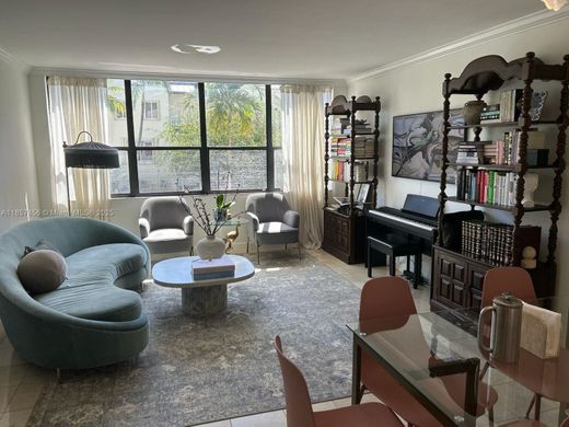 Bay Harbor Islands, Miami-Dade Countyのアパートメント・コンプレックス