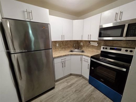 マイアミ, Miami-Dade Countyのアパートメント・コンプレックス