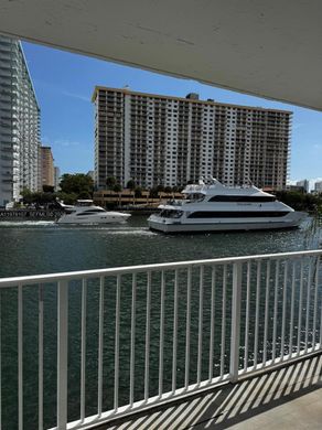 Residential complexes in North Miami Beach, Miami-Dade