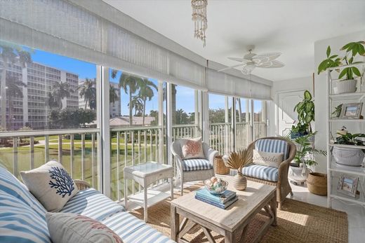 Residential complexes in Highland Beach, Palm Beach