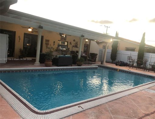 Villa in Hialeah, Miami-Dade County