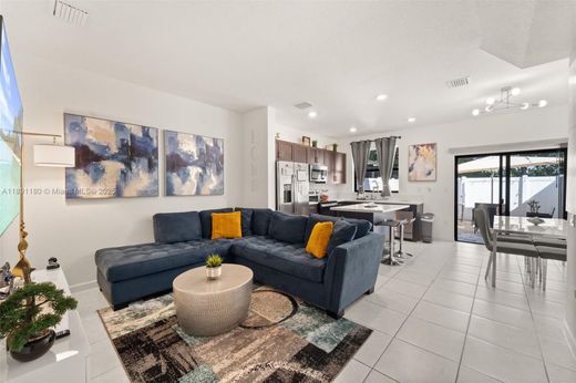 Şehir evi  Hialeah, Miami-Dade County