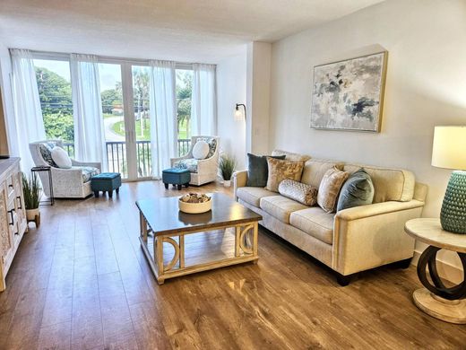 Residential complexes in Ocean Ridge, Palm Beach