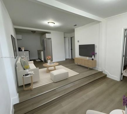 Willa w Miami Heights Trailer Park, Miami-Dade County