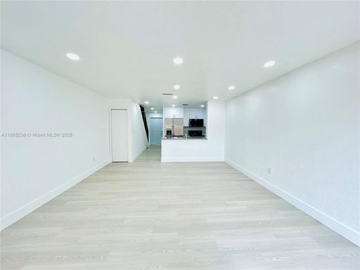 ハイアリア, Miami-Dade Countyのアパートメント・コンプレックス