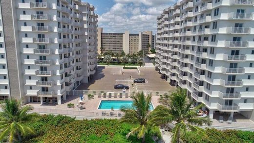 Residential complexes in Highland Beach, Palm Beach