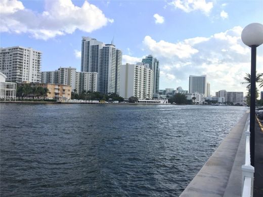 Kamienica w Hallandale Beach, Broward County