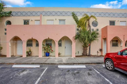 Townhouse in Opa-locka North  (historical), Miami-Dade