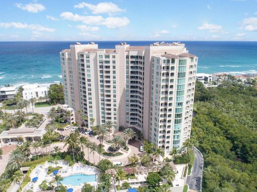 Residential complexes in Highland Beach, Palm Beach